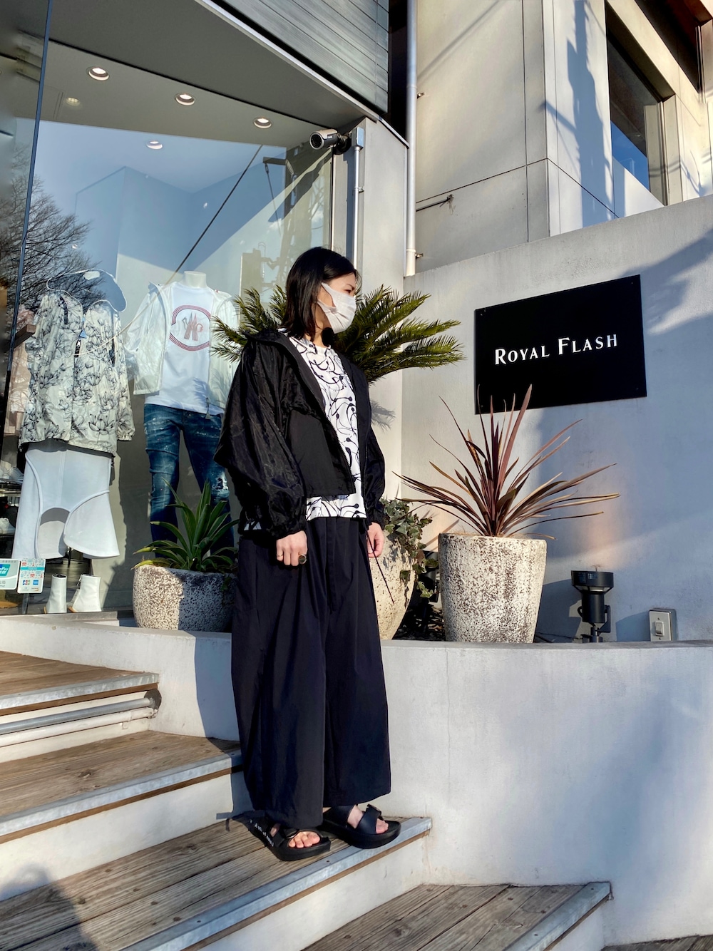 「大人カジュアル、春コーデ、ラクチンコーデ、おしゃれさんと繋がりたい、オーバーサイズ、オトナ女子、大人コーデ、シンプルコーデ、シンプル、パンツスタイル、ママコーデ、カジュアル、カジュアルコーデ、オトナカジュアル、休日スタイル」｜「TAKAHIROMIYASHITATheSoloIst.のアイテム（サンダル、ブラック系）」を使った、53himiさん（レディース・161cm）の冬コーディネートの1枚目の写真