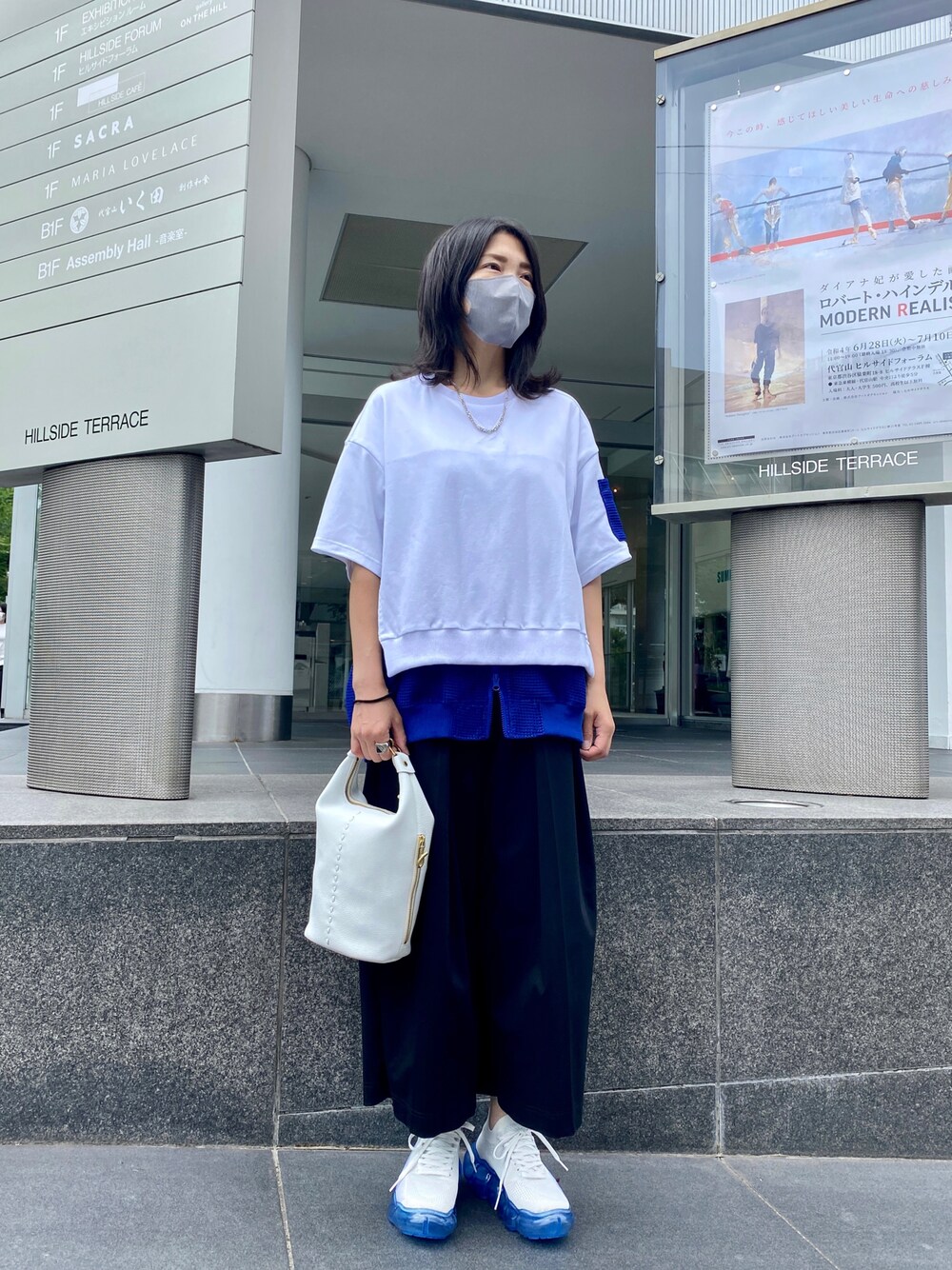 「カジュアル、カジュアルコーデ、オトナカジュアル、大人カジュアル、きれいめカジュアル、シンプル、シンプルコーデ、パンツスタイル、スニーカー、おしゃれさんと繋がりたい、オーバーサイズ、オトナ女子、大人コーデ、ママコーデ、休日スタイル」｜「MagnuのMagnu/マヌー/keg pouch（ハンドバッグ、ホワイト系）」を使った、53himiさん（レディース・161cm）の夏コーディネートの1枚目の写真