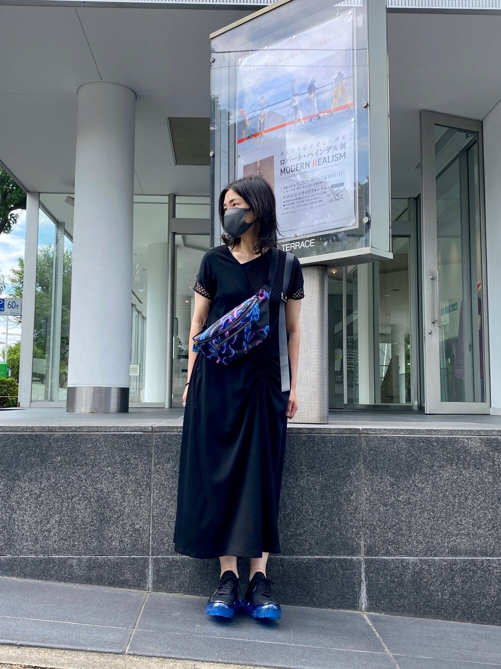 「カジュアル、カジュアルコーデ、オトナカジュアル、大人カジュアル、きれいめカジュアル、シンプル、シンプルコーデ、スニーカー、ワンピース、おしゃれさんと繋がりたい、オトナ女子、大人コーデ、夏コーデ、ママコーデ、休日スタイル」｜「groundsの【別注】grounds / グラウンズ/JEWELRY blue sole（スニーカー、ブラック系）」を使った、53himiさん（レディース・161cm）の夏コーディネートの1枚目の写真