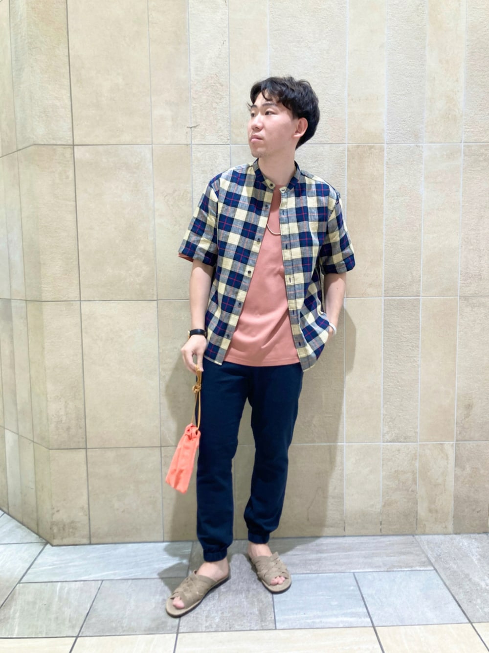 ピンク系のTシャツ/カットソー、その他のシャツ/ブラウス、レッド系のショルダーバッグを着用したメンズの夏コーディネートの1枚目の写真