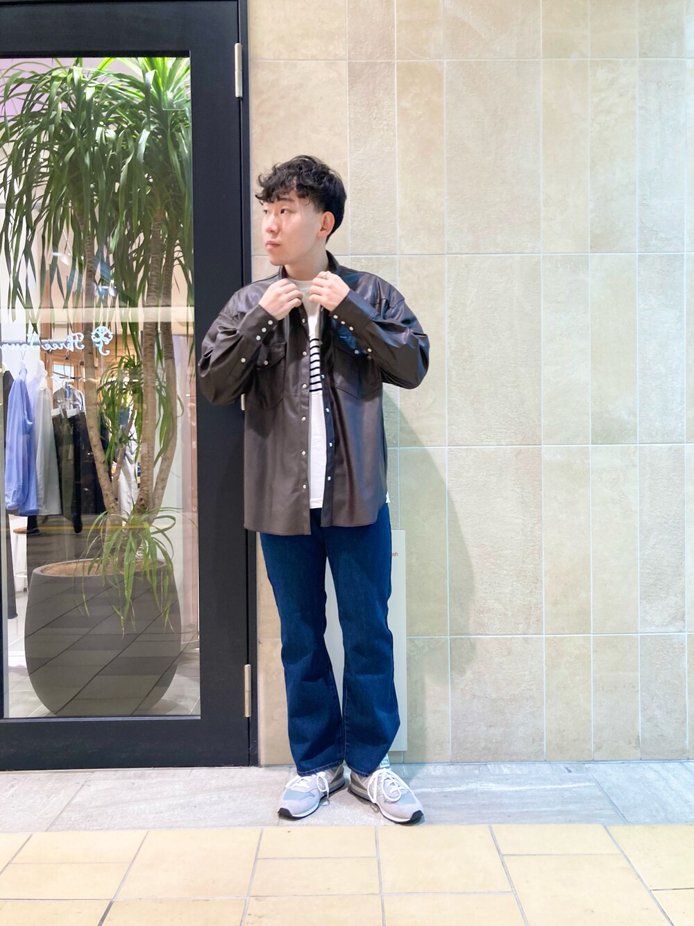ブラウン系のシャツ/ブラウス、ホワイト系のTシャツ/カットソー、ブルー系のデニムパンツを着用したメンズの秋コーディネートの1枚目の写真