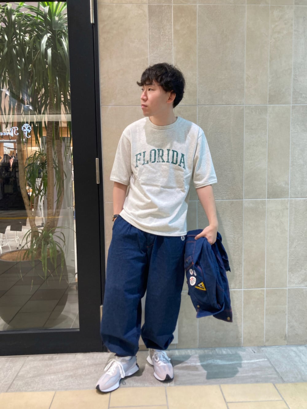 「休日スタイル、ワイドデニム、秋服準備はじめました、ヒッグシルエット、秋コーデ、お洒落さんとつながりたい、70'sコーデ、ワッペン、キャルオーライン、サニーレーベル、スニーカーコーデ、ニューバランス、グレー、デニムジャケット、ビックシルエット」｜「URBAN RESEARCH Sonny LabelのロゴプリントヘビーTシャツ（Tシャツ/カットソー、グレー系）」を使った、Sumitoさん（メンズ・175cm）の秋コーディネートの1枚目の写真