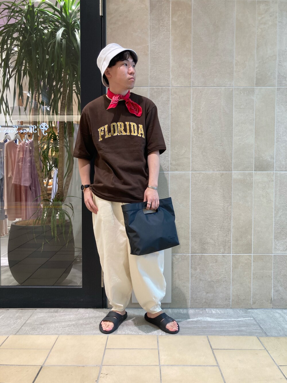 ブラウン系のTシャツ/カットソー、ブラック系のバッグ、ホワイト系のパンツを着用したメンズの夏コーディネートの1枚目の写真