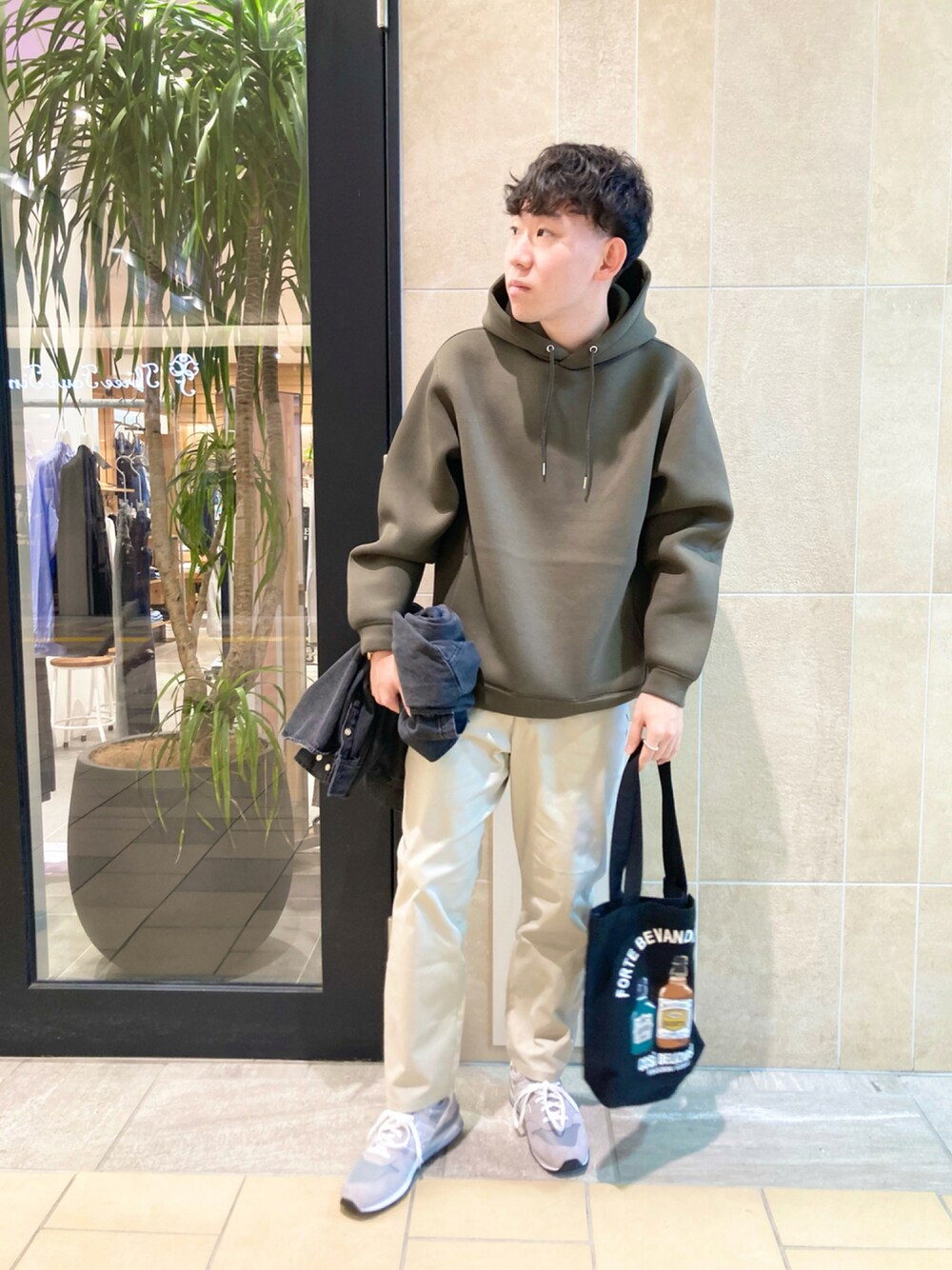 「休日スタイル、秋服準備はじめました、秋コーデ、チノパン、スニーカー、シンプルコーデ、ビッグシルエット、ビックシルエット、きれいめカジュアル、ニューバランス、カーキ、パーカー、グレー、いいね、save、フォローお願いします🤑、今日のコーデ」｜「URBAN RESEARCH Sonny Labelのライトダンボールパーカー（パーカー、グリーン系）」を使った、Sumitoさん（メンズ・175cm）の秋コーディネートの1枚目の写真