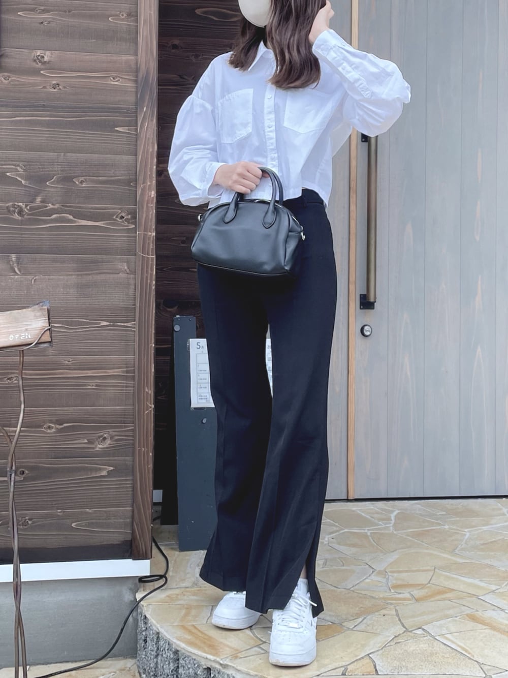 「ZARA、ABITOKYO、EFOLE、NIKE AIR FORCE、NIKE、モノトーンコーデ」｜「ZARAのアイテム（シャツ/ブラウス、ホワイト系）」を使った、ayunさん（レディース・165cm）の秋コーディネートの1枚目の写真