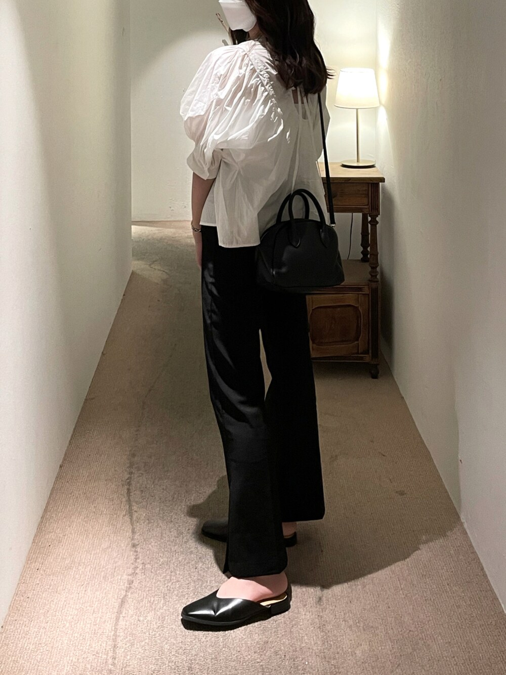「GU、女子会、who's who chico、ディナー、プチプラコーデ、モノトーンコーデ、ABITOKYO、EFOLE」｜「ABITOKYOのサイドスリットセミフレアパンツ（スラックス、ブラック系）」を使った、ayunさん（レディース・165cm）の秋コーディネートの1枚目の写真