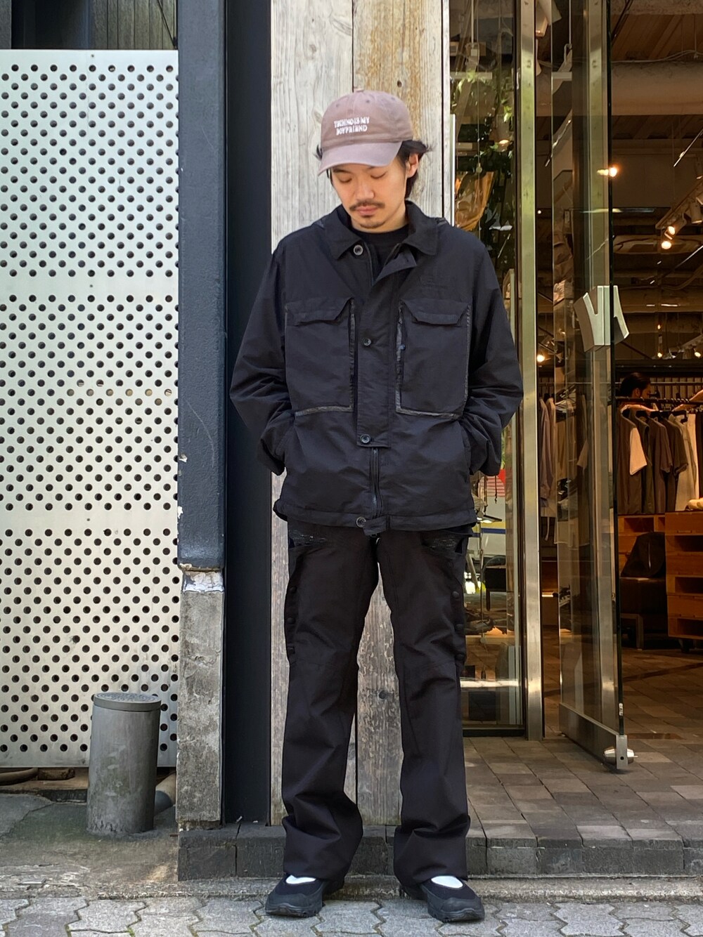 「kiko kostadinov、cpcompany」｜「C.P. COMPANYのアイテム（ジャケット/アウター、ブラック系）」を使った、森本さん（メンズ・160cm）の春コーディネートの1枚目の写真