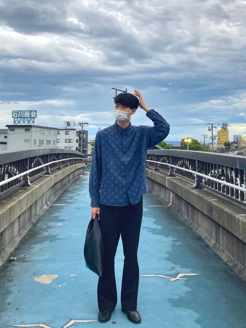 「古着、トートバッグ、シンプル、柄シャツ、ローファー、モノトーン、大人カジュアル、革靴、プチプラ、フレアパンツ、シンプルコーデ、秋服、オトナカジュアル、秋コーデ、シャツスタイル」｜「epnokの三角トートバッグ / epnokロゴ入り（トートバッグ、ブラック系）」を使った、なんなんさん（メンズ・180cm）の秋コーディネートの1枚目の写真