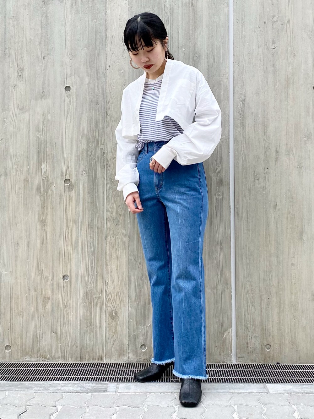 「シャツスタイル、フレアデニム、フレアパンツ、お出かけコーデ、春服、大人女子、カジュアルコーデ、デニムパンツ、シャツ/ブラウス、ショート丈、ボーダー、KBF、デニム」｜「KBFのフィットセミフレアデニム（デニムパンツ、ブルー系）」を使った、わたさん（レディース・156cm）の冬コーディネートの1枚目の写真
