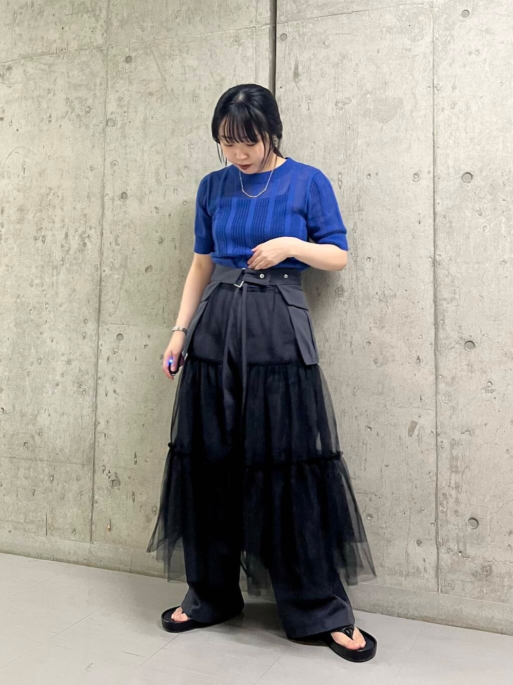 ブラック系のサンダル、グレー系のその他パンツ、グレー系のスカートを着用したレディースの夏コーディネートの1枚目の写真