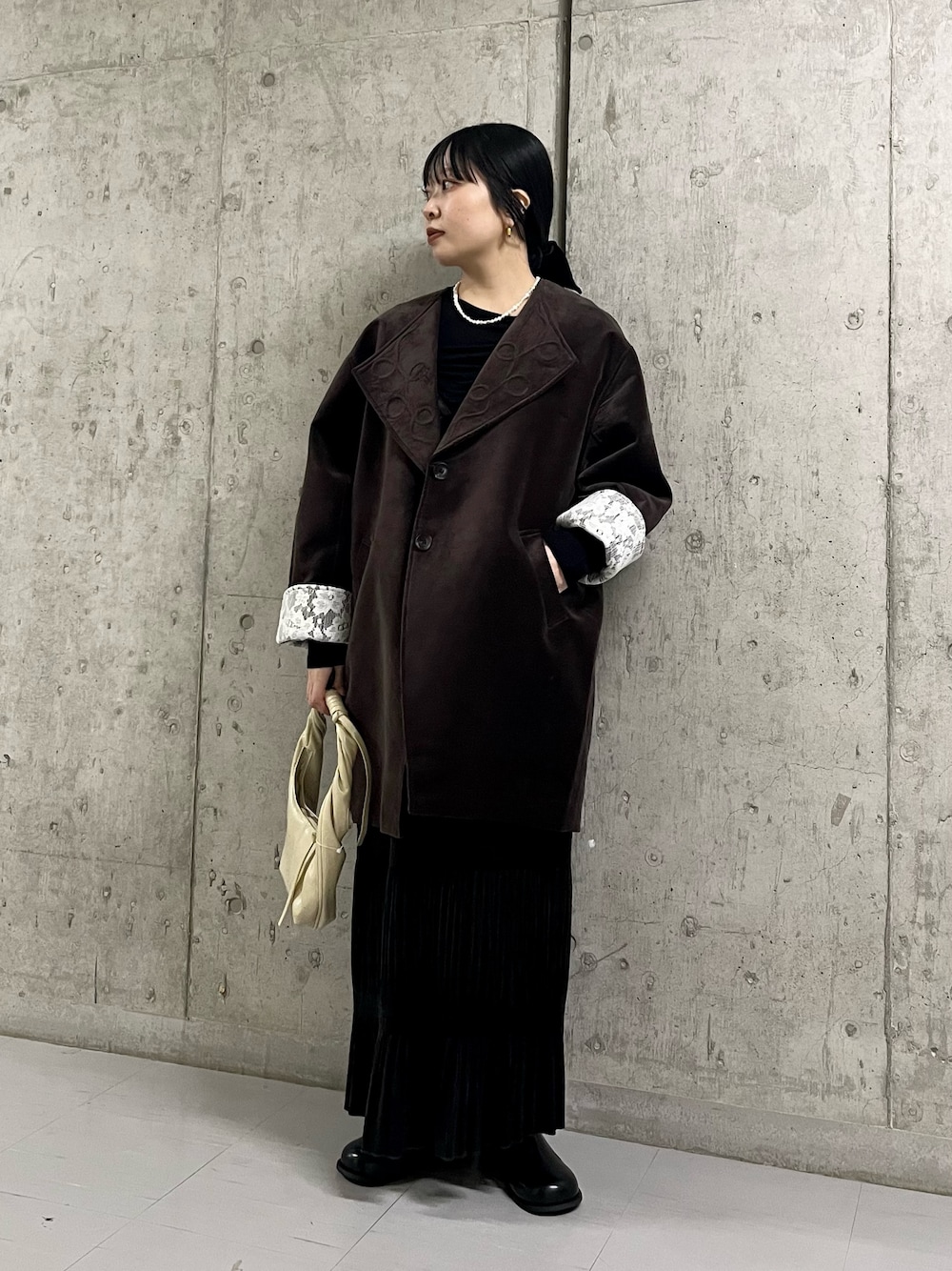 ホワイト系のハンドバッグ、ブラウン系のワンピース、ブラウン系のその他アウターを着用したレディースの秋コーディネートの1枚目の写真