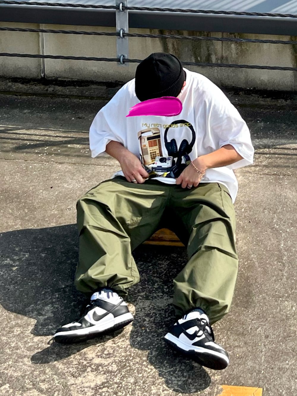 「ストリートMIX、ストリート、プリントT、白T、カーキ、カーゴパンツ、NIKE、ダンク、低身長」｜「NIKEのアイテム（スニーカー、ブラック系）」を使った、ＴａＫｕ🥑さん（メンズ・164cm）の夏コーディネートの1枚目の写真