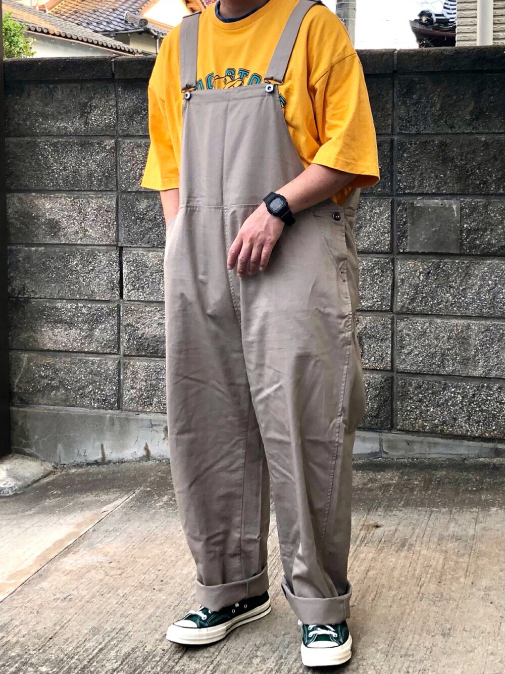 「おしゃれさんと繋がりたい、古着好きな人と繋がりたい、夏、プリントT、オーバーオール、コンバース、低身長」｜「SPOC STOREの【SPOC STORE】レイヤード配色 カレッジロゴ半袖カットソー（Tシャツ/カットソー、イエロー系）」を使った、ＴａＫｕ🥑さん（メンズ・168cm）の夏コーディネートの1枚目の写真