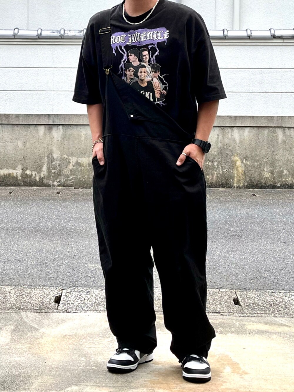 「おしゃれさんと繋がりたい、オーバーオール、プリントT、ブラック、NIKE、低身長」｜「kutirのワイドオーバーオール（サロペット/オーバーオール、ブラック系）」を使った、ＴａＫｕ🥑さん（メンズ・164cm）の夏コーディネートの1枚目の写真