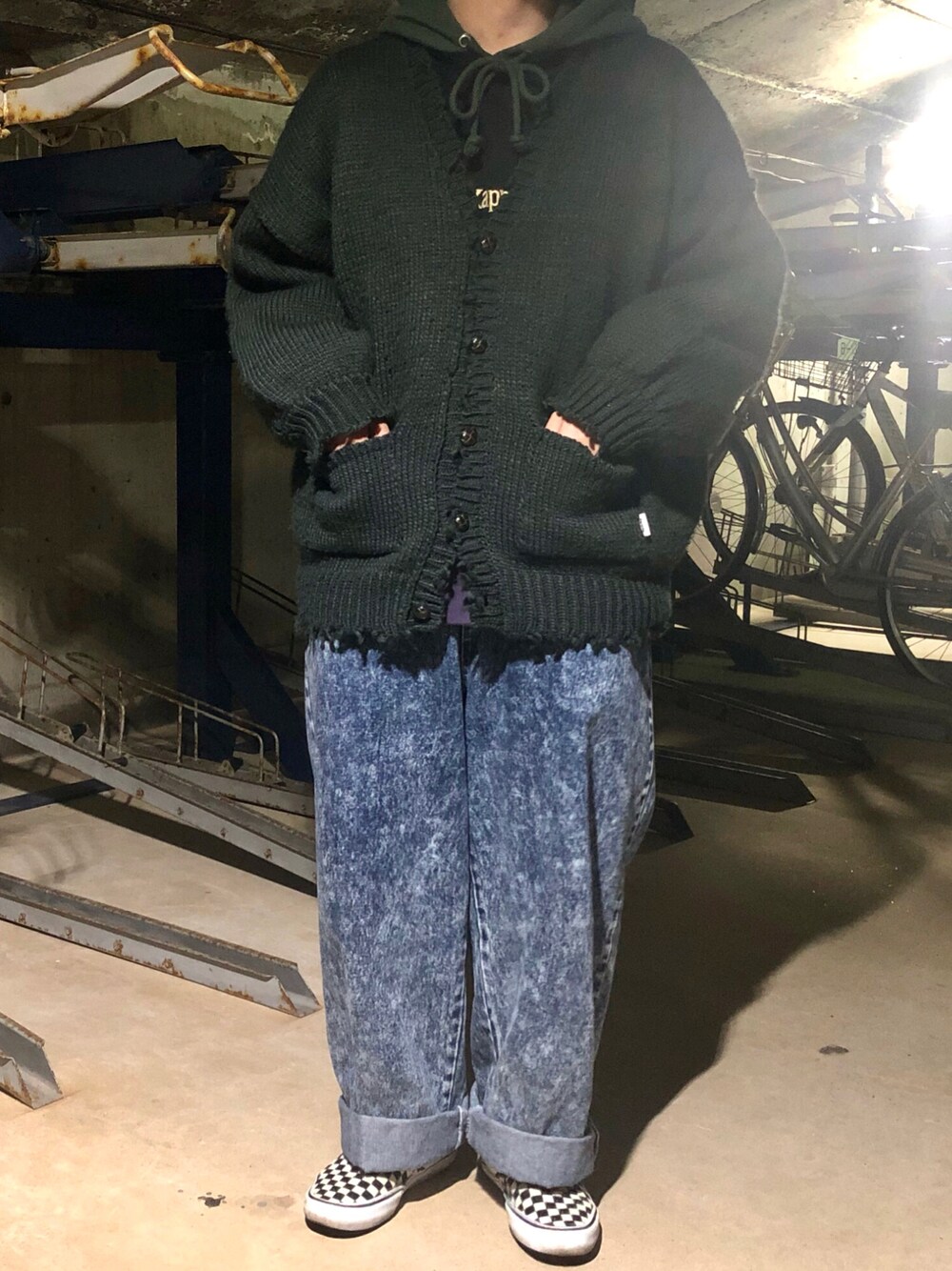 「古着好きな人と繋がりたい、カーディガン、パーカー、レイヤードスタイル、デニム、VANS、スリッポン、ストリート、低身長」｜「VANSのVANS ヴァンズ SLIP ON スリッポン V98CLA BLACK/WHT/CHK（スリッポン、ブラック系）」を使った、ＴａＫｕ🥑さん（メンズ・164cm）の冬コーディネートの1枚目の写真