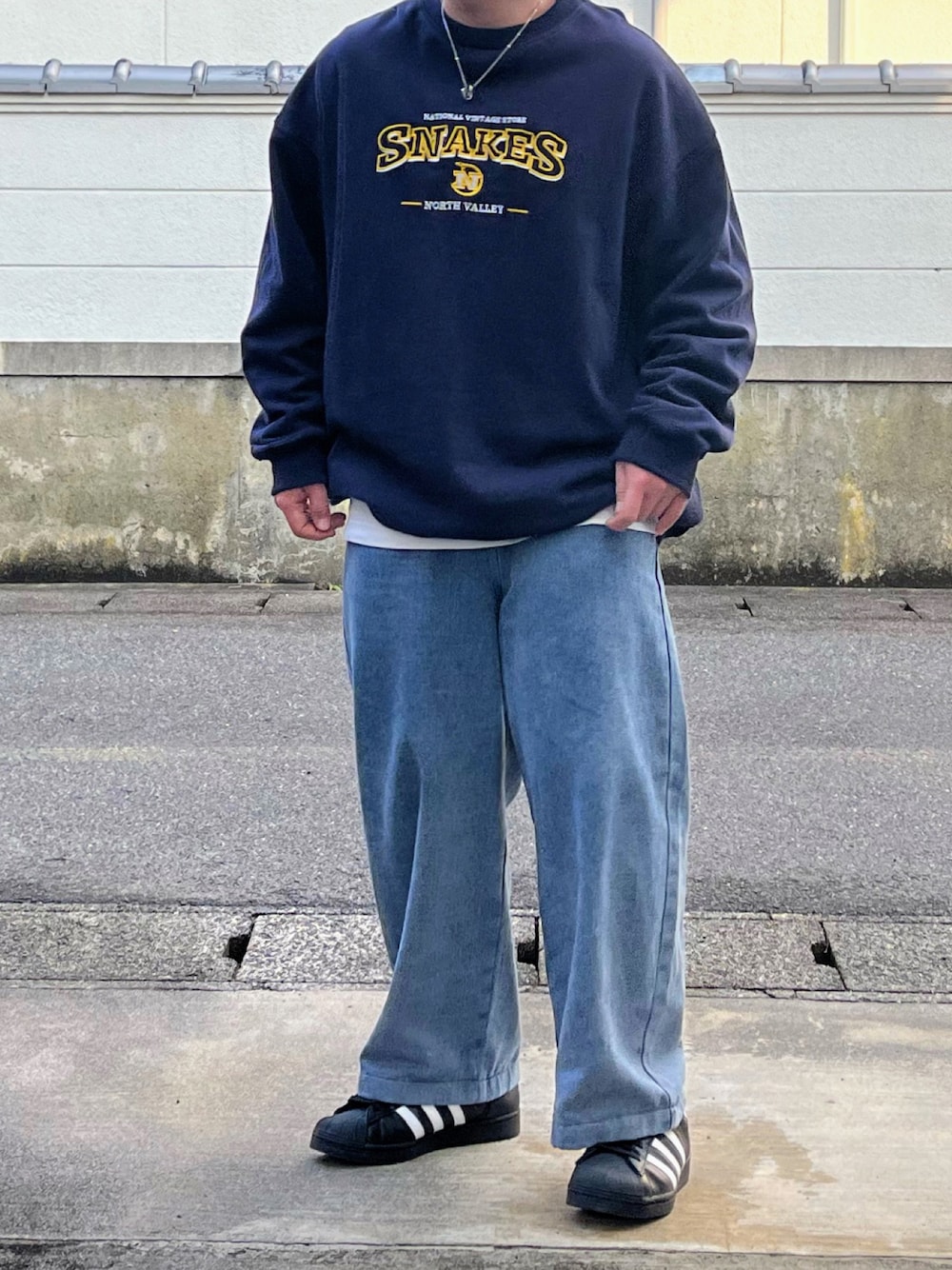 「春、ワントーンコーデ、トレーナー、デニム、adidas、スーパースター、低身長」｜「fuv.のfuv - wide denim pants ワイドデニムパンツ　made in INTER FACTORY（デニムパンツ、ブルー系）」を使った、ＴａＫｕ🥑さん（メンズ・164cm）の冬コーディネートの1枚目の写真