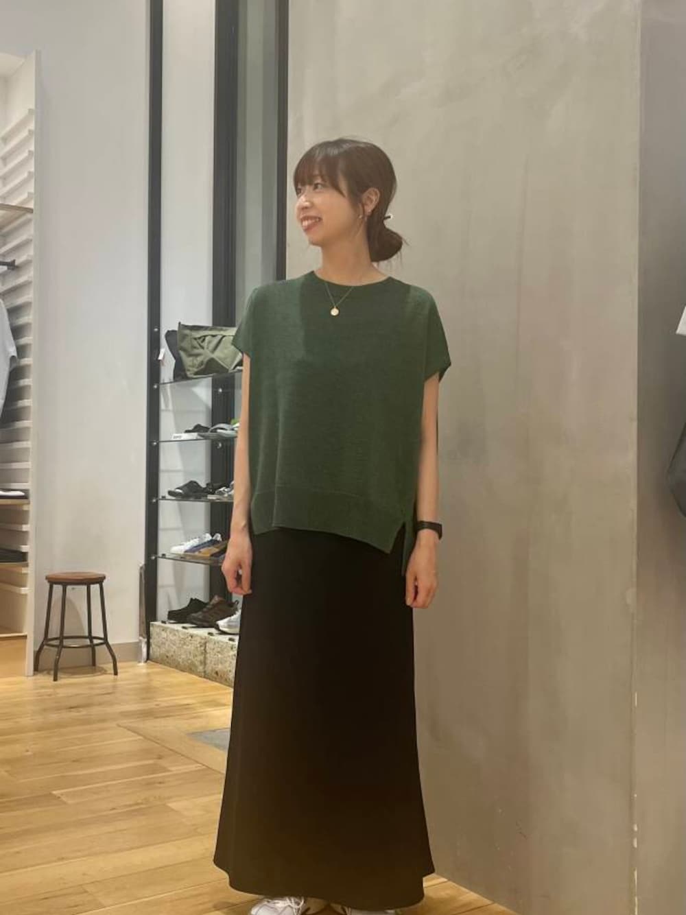 「シンプル、スカート、アーバンリサーチドアーズ、doors、30代、旅行コーデ、帰省コーデ」｜「FORK&SPOONのFORK&SPOON　ドライタッチカットスカート（スカート、ブラック系）」を使った、chikaさん（レディース・163cm）の夏コーディネートの1枚目の写真