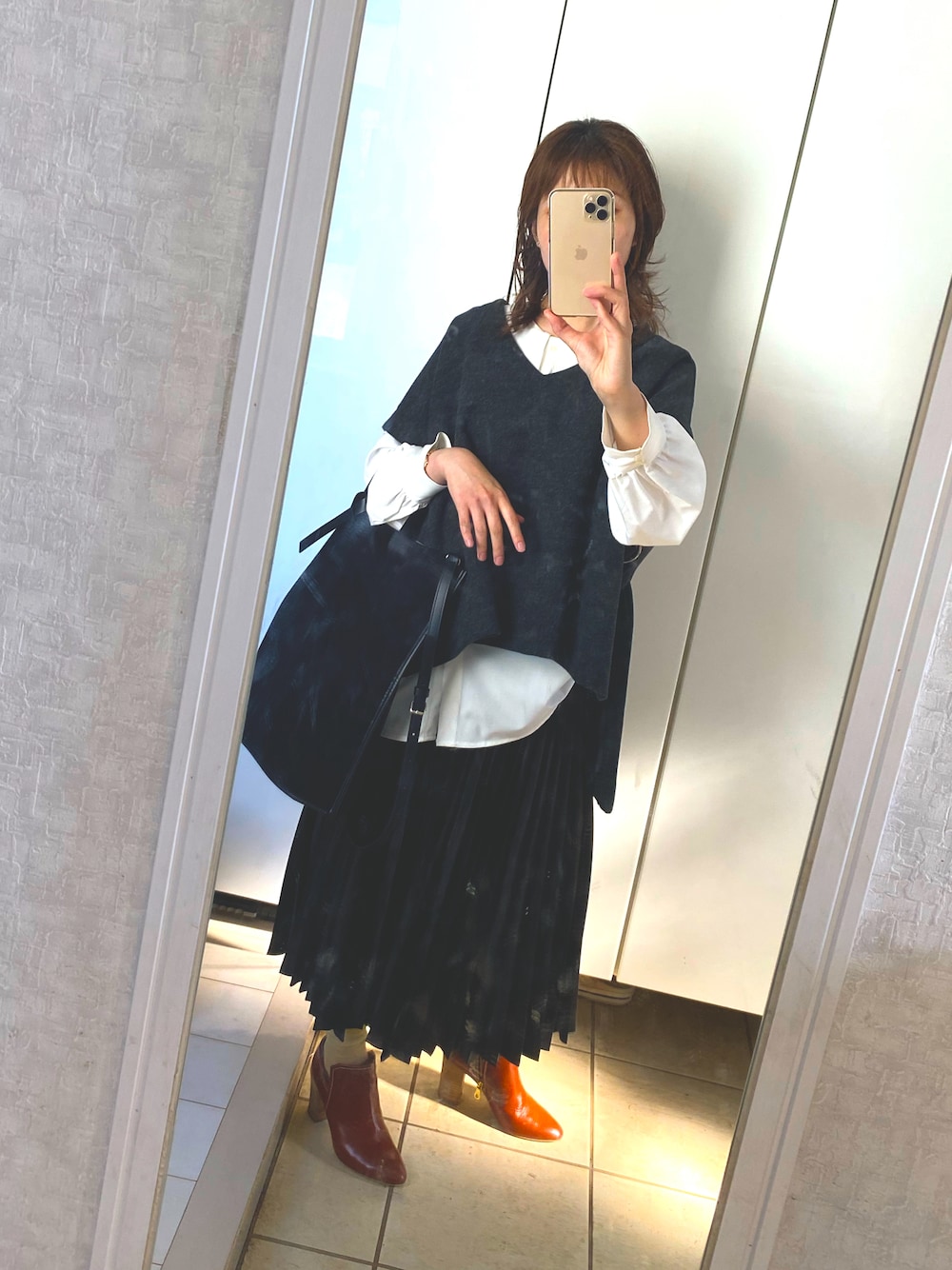 「秋コーデ、オトナ女子、低身長コーデ、ブーツスタイル、秋、モノトーン、スカート、ベスト、おしゃれさんと繋がりたい、キレイめ、モノトーンコーデ」｜「ZARAのアイテム（スカート、ブラック系）」を使った、Mickeyさん（レディース・154cm）の秋コーディネートの1枚目の写真