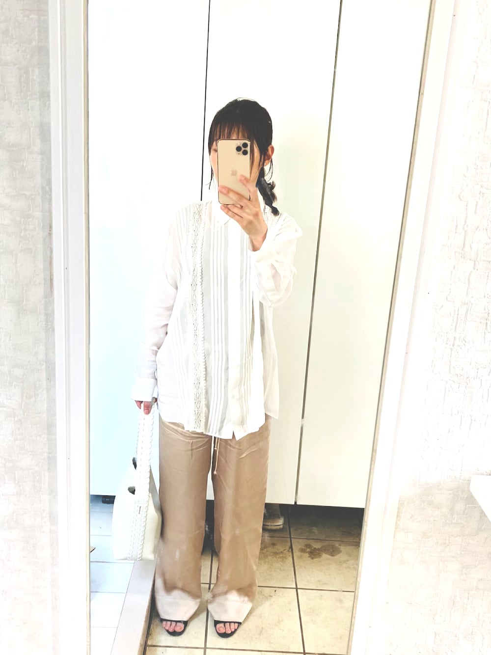 「夏コーデ、さらっと晴れやかスナップ、お出かけコーデ、ラクチンコーデ、大人コーデ、シンプル、オトナカワイイ、シャツスタイル、ワントーンコーデ、ゆるコーデ、おしゃれさんと繋がりたい、いいね、save、フォローお願いします🤑、キレイめ、パンツスタイル、低身長」｜「ZARAのアイテム（その他パンツ、ベージュ系）」を使った、Mickeyさん（レディース・154cm）の夏コーディネートの1枚目の写真