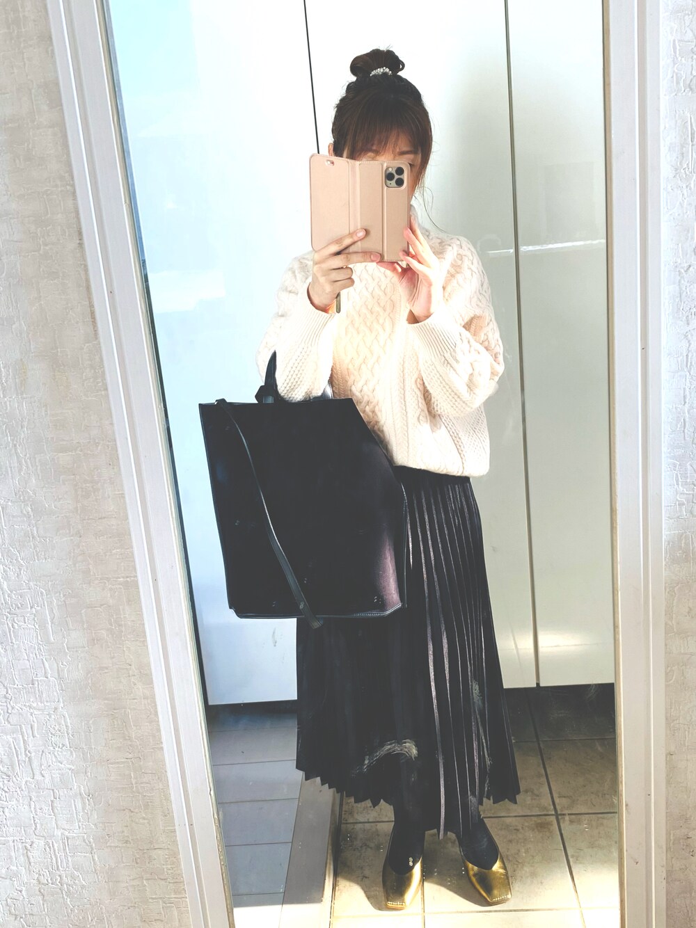「お出かけコーデ、冬のコーデ、大人女子、シンプルコーデ、おしゃれさんと繋がりたい、オトナカワイイ、モノトーン、キレイめコーデ、いいね、save、フォローお願いします🤑、ZARA、ニット、アラフォー、ママコーデ、パンプス、ゴールド」｜「ZARAのアイテム（スカート、ブラック系）」を使った、Mickeyさん（レディース・154cm）の秋コーディネートの1枚目の写真