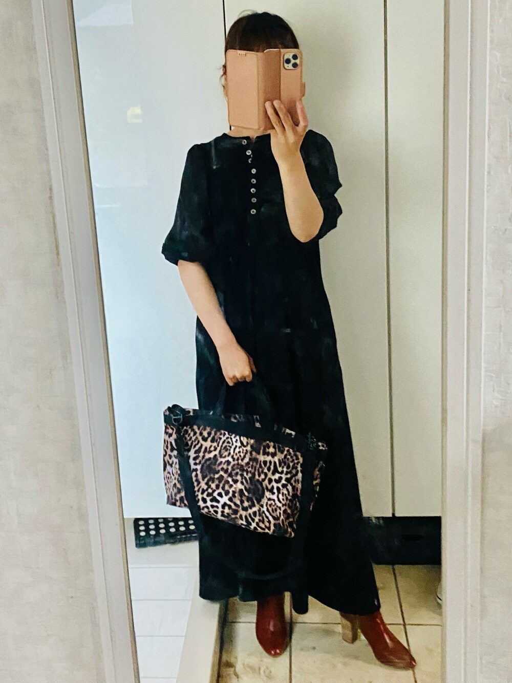 「大人カジュアル、秋のコーデ、シンプルコーデ、ロングワンピース、ママコーデ、いいね、save、フォローお願いします🤑、低身長、おしゃれさんと繋がりたい、ブーツ」｜「GUのアイテム（トートバッグ、ブラウン系）」を使った、Mickeyさん（レディース・154cm）の秋コーディネートの1枚目の写真