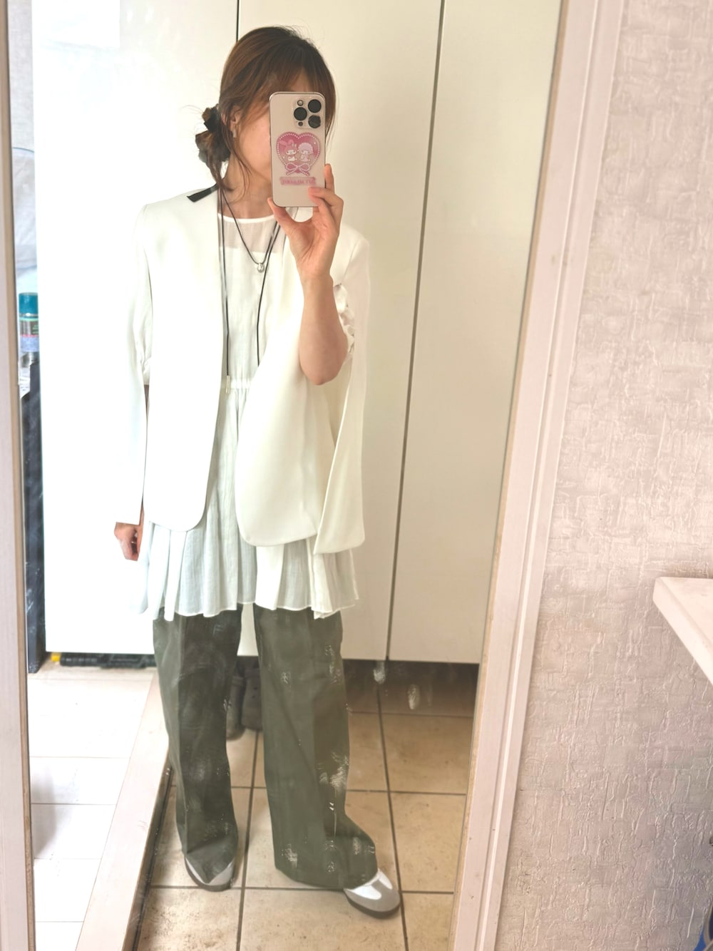 「シンプルカジュアル、パンツスタイル、チノパン、ケープ、アディダス、ZARA、無印良品、キレイめカジュアル、スニーカー、低身長、ママコーデ、アラフォー、おしゃれさんと繋がりたい、いいね、save、フォローお願いします🤑、プチプラコーデ」｜「ZARAのアイテム（その他アウター、ホワイト系）」を使った、Mickeyさん（レディース・154cm）の夏コーディネートの1枚目の写真