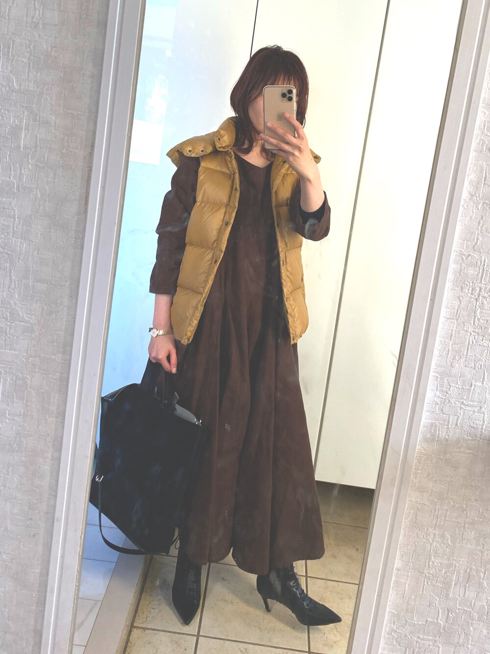 「秋コーデ、秋冬、お洒落さんとつながりたい、ゆるコーデ、オトナ女子、プチプラコーデ、低身長コーデ、ロングワンピース、ベスト、ブーツ、ブラウン、ベージュ、ワンピース、大人かわいい、シンプル」｜「ZARAのアイテム（ブーツ、ブラック系）」を使った、Mickeyさん（レディース・154cm）の秋コーディネートの1枚目の写真