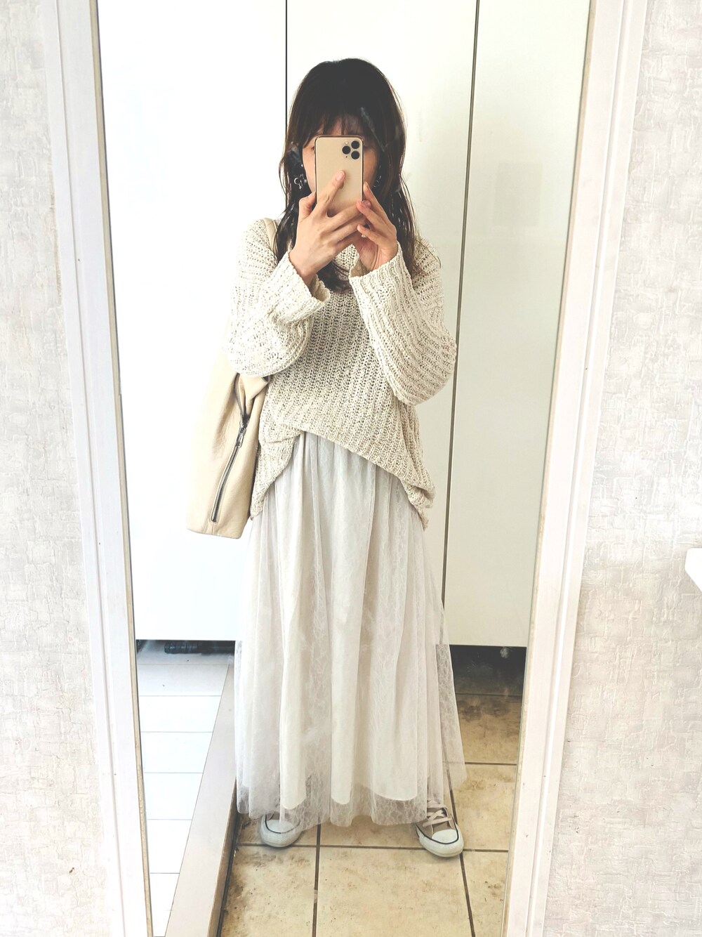 「春夏コーデ、お出かけコーデ、大人可愛い、シンプル、骨格ウェーブ、ワントーンコーデ、ホワイト、コンバース、ママコーデ、アラフォー、いいね、save、フォローお願いします🤑、おしゃれさんと繋がりたい、低身長、かぎ針編みニット、きれいめカジュアル」｜「CONVERSEのアイテム（スニーカー、ベージュ系）」を使った、Mickeyさん（レディース・154cm）の夏コーディネートの1枚目の写真