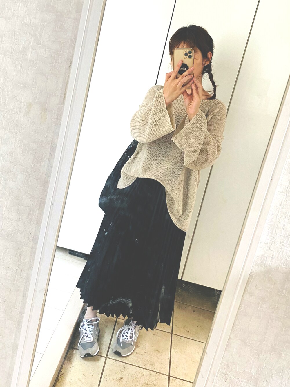 「秋先取りコーデ、秋コーデ、おでかけコーデ、シンプルコーデ、ロングスカート、大人カジュアル、ママファッション、スニーカー、ニューバランス、低身長、オーバーサイズ、40代ファッション、アラフォー、いいね、save、フォローお願いします🤑、おしゃれさんと繋がりたい」｜「NEW BALANCEのアイテム（スニーカー、グレー系）」を使った、Mickeyさん（レディース・154cm）の秋コーディネートの1枚目の写真