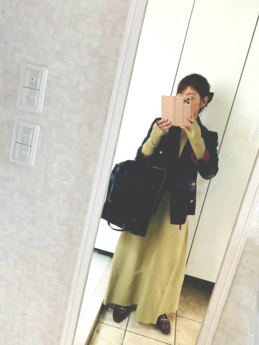 「いいね、save、フォローお願いします🤑、おでかけコーデ、大人カジュアル、キレイめ、低身長コーデ、骨格ウェーブ、ニットコーデ、ジャケット、おしゃれさんと繋がりたい、ママファッション、アラフォー、秋冬コーデ、ワンピース、ローファー、指穴」｜「Ameriのアイテム（ワンピース、イエロー系）」を使った、Mickeyさん（レディース・154cm）の秋コーディネートの1枚目の写真