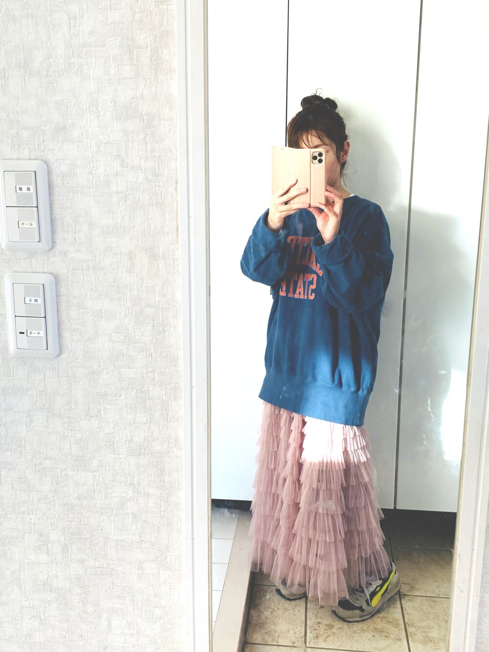 「低身長女子、ラクチンコーデ、いいね、save、フォローお願いします🤑、大人かわいい、お出かけコーデ、ピンク、シフォンスカート、スウェット、お洒落さんとつながりたい、アラフォー、ママコーデ、ファッションを楽しもう」｜「PUMAのアイテム（スニーカー、ブラック系）」を使った、Mickeyさん（レディース・154cm）の秋コーディネートの1枚目の写真