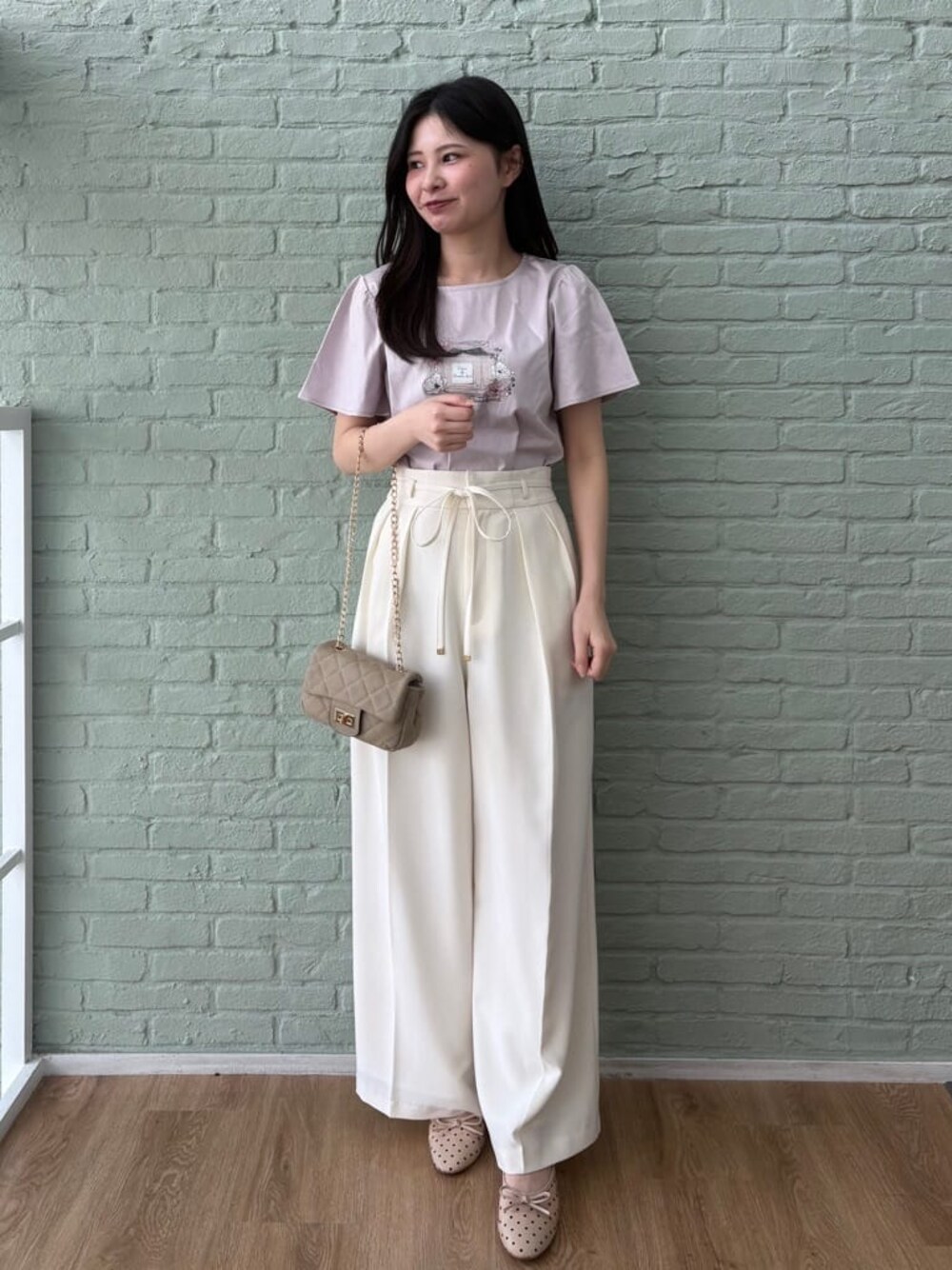 ピンク系のTシャツ/カットソー、ホワイト系のその他パンツ、ベージュ系のパンプスを着用したレディースの春コーディネートの1枚目の写真