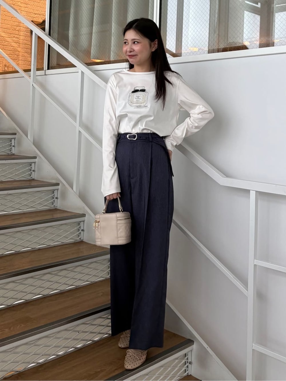 ホワイト系のTシャツ/カットソー、ブルー系のその他パンツ、ベージュ系のパンプスを着用したレディースの春コーディネートの1枚目の写真