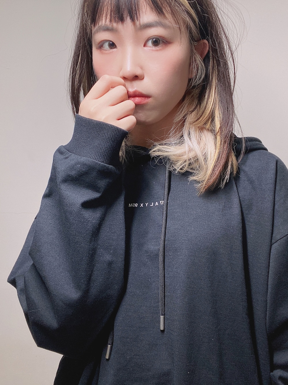 「1017 ALYX 9SM、帽T、帥氣、ootd」｜「1017 ALYX 9SMのHOODED SWEATSHIRT VISUA（パーカー、ブラック系）」を使った、Jia さん（レディース・160cm）の冬コーディネートの1枚目の写真