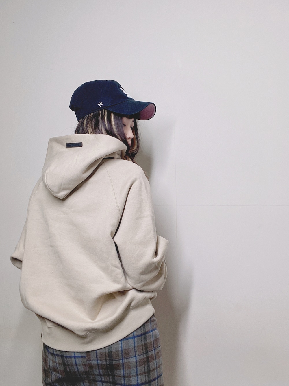 「ootd、MLB、ESSENTIALS、dress、girl」｜「MLBのアイテム（キャップ、ブラック系）」を使った、Jia さん（レディース・160cm）の冬コーディネートの1枚目の写真