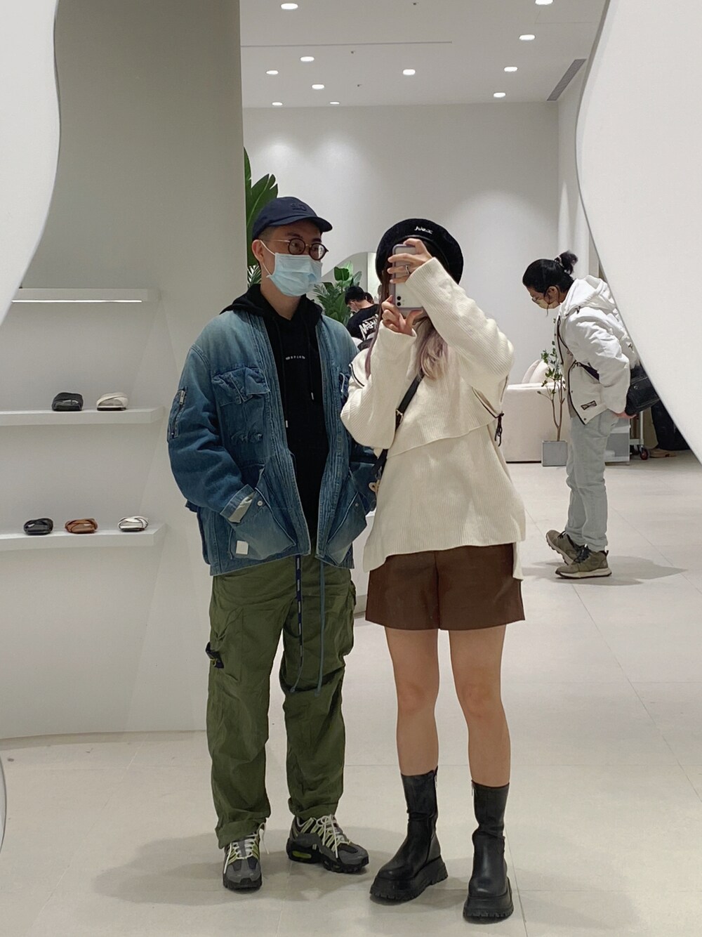 「stoneisland、AMBUSH、moussy、NIKE、burberry」｜「BURBERRYのアイテム（ブーツ、ブラック系）」を使った、Jia さん（レディース・160cm）の冬コーディネートの1枚目の写真