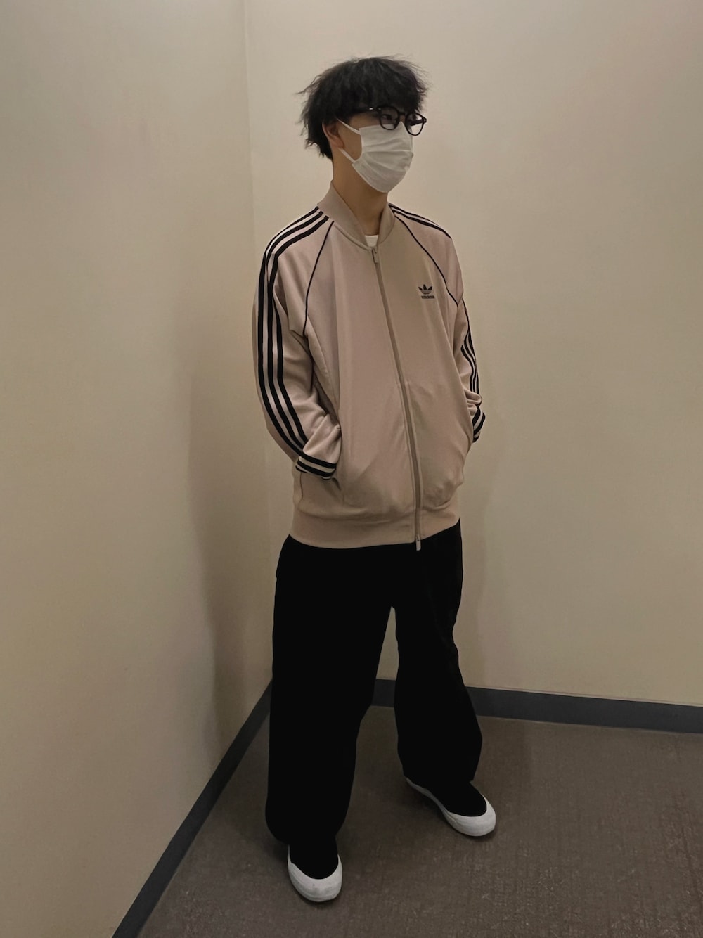 「メンズコーデ、ootd、秋コーデ、スポーツミックス、トラックジャケット、カーゴパンツ、ラフ、メガネ、パーマ、おしゃれな人と繋がりたい、ゴローズ、タディアンドキング、秋色、オトナカジュアル」｜「GUのアイテム（カーゴパンツ、ブラック系）」を使った、kim@maison_de_kimさん（メンズ・169cm）の秋コーディネートの1枚目の写真