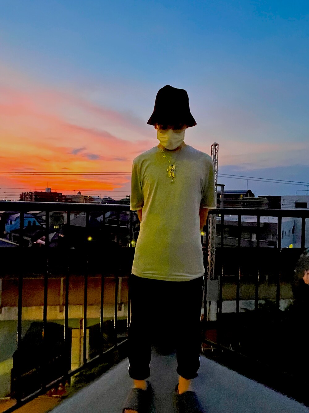 「夕日、バケットハット、夏コーデ、休日コーデ、ootd、Tシャツ、レイヤードスタイル、このスタイルがお気に入り、ゴローズ、フェザー、サングラス男子、おしゃれさんと繋がりたい、タディアンドキング」｜「Y-3のアイテム（Tシャツ/カットソー、ブルー系）」を使った、kim@maison_de_kimさん（メンズ・169cm）の夏コーディネートの1枚目の写真