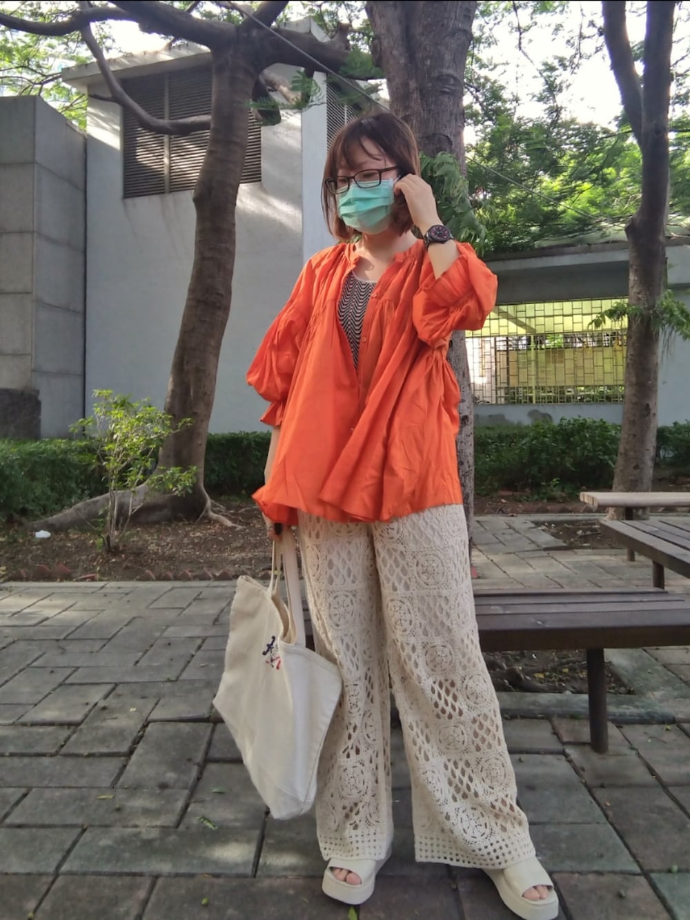 「夏コーデ、カジュアル、サンダル、オレンジ、白パンツ、LOWRYS FARM、CIAOPANIC TYPY、メガネ女子、ootd、骨格ストレート、ドーパミンドレッシング、ビックシルエット、低身長コーデ」｜「LOWRYS FARMのコットンボイルスキッパーブラウス　960898（シャツ/ブラウス、オレンジ系）」を使った、みあめさん（レディース・154cm）の夏コーディネートの1枚目の写真