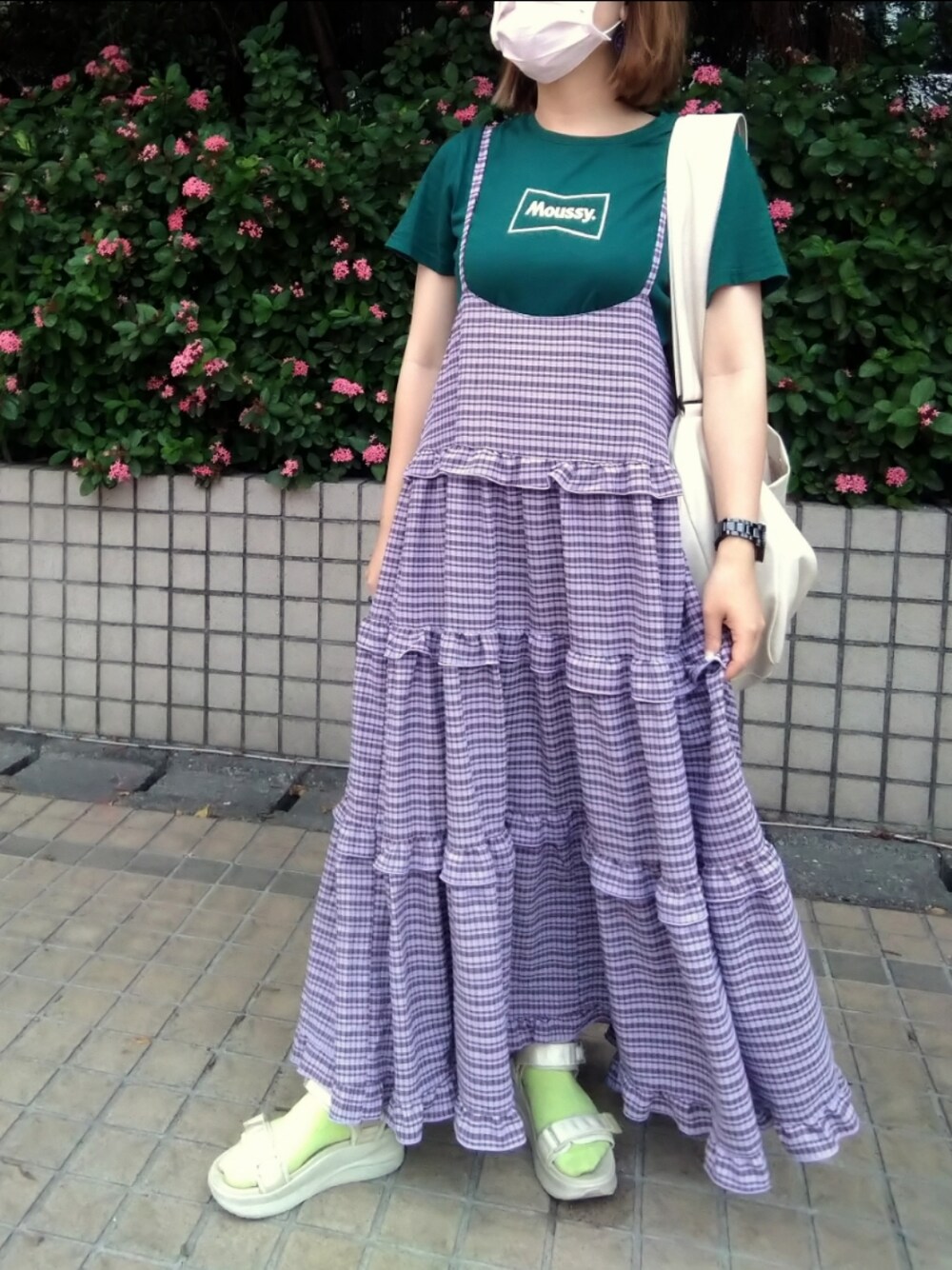 「ファッションを楽しもう、紫、ootd、低身長コーデ、洋裝、キャミワンピ、グリーン、チェスターコート」｜「MOUSSYのアイテム（Tシャツ/カットソー、グリーン系）」を使った、みあめさん（レディース・154cm）の秋コーディネートの1枚目の写真