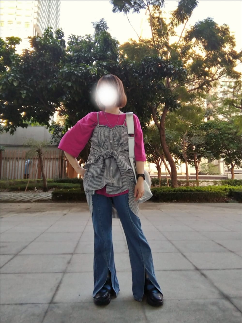 「ootd、球鞋、低身長コーデ、ENDRECHERI、LOWRYS FARM、earth music&ecology、SHEIN、ピンク、デニムパンツ、デニム、スニーカー」｜「LOWRYS FARMのサイドオープンスニーカー 100499（サンダル、ブラック系）」を使った、みあめさん（レディース・154cm）の春コーディネートの1枚目の写真