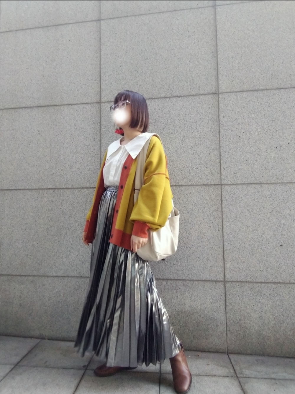 「HARE、LOWRYS FARM、JEANASiS、ootd、低身長コーデ、骨格ストレート、キイロ、シルバー、多系統女子、メガネ女子、プリーツスカート」｜「LOWRYS FARMのＢＩＧカラーブラウスロングスリーブ　177860（シャツ/ブラウス、ホワイト系）」を使った、みあめさん（レディース・154cm）の冬コーディネートの1枚目の写真