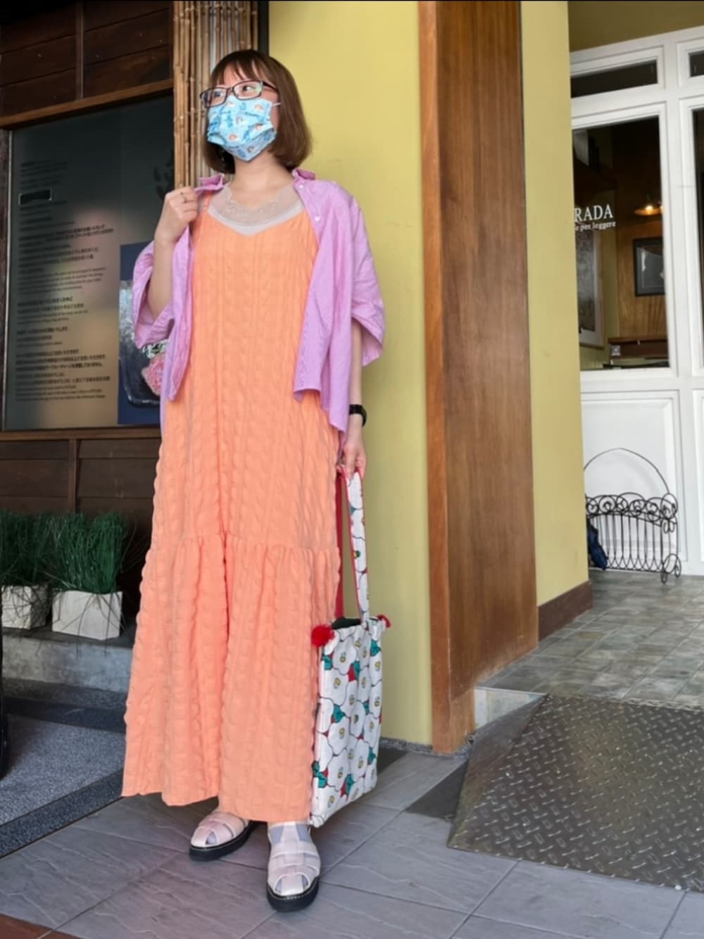 「このスタイルがお気に入り、夏、ワンピース」｜「earth music&ecologyのシャーリングギャザー切替キャミドレ（ワンピース、オレンジ系）」を使った、みあめさん（レディース・154cm）の夏コーディネートの1枚目の写真