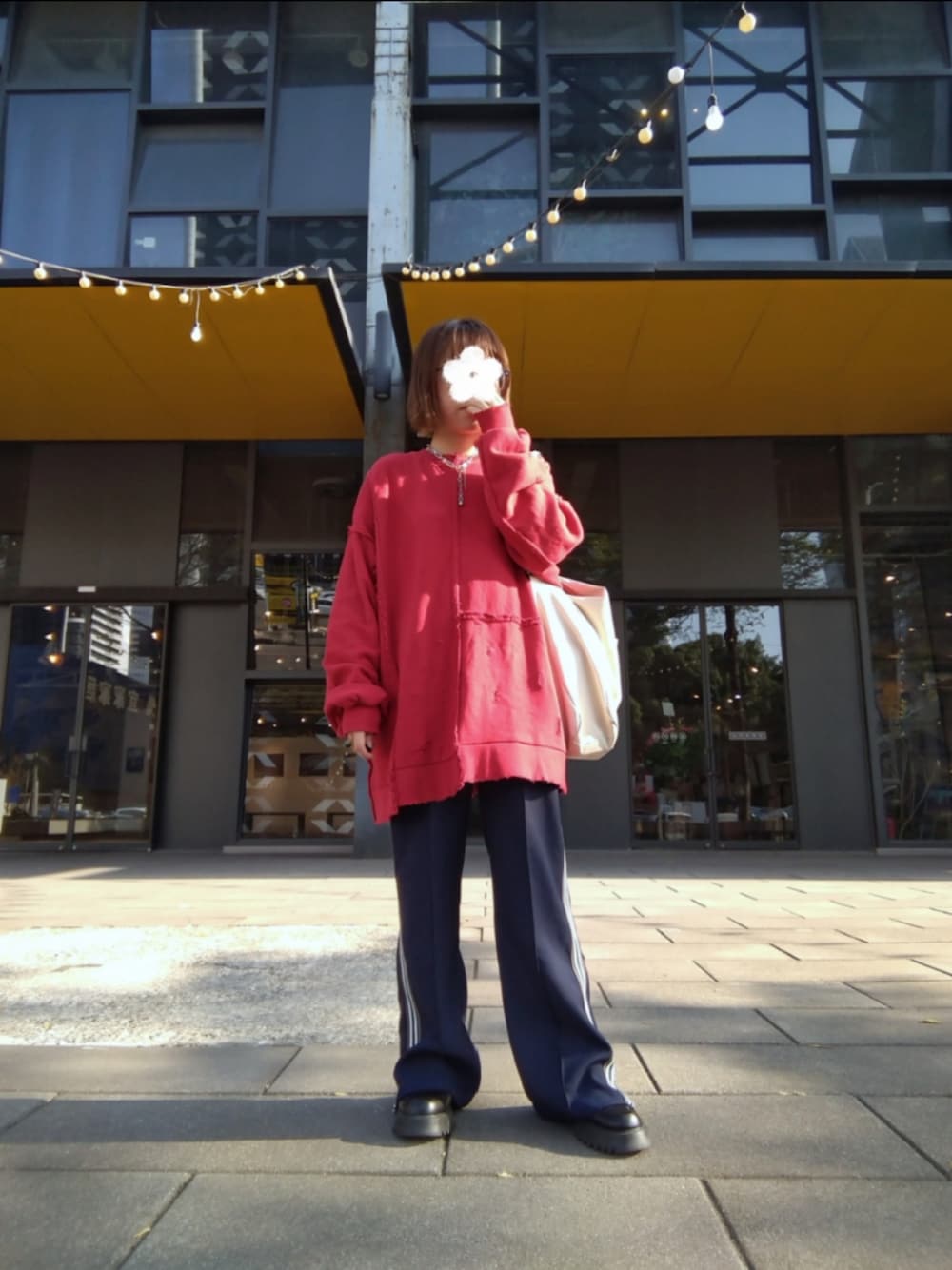「ootd、低身長コーデ、ビッグシルエット、骨格ストレート、niko and ...、JEANASiS、LOWRYS FARM、多系統女子、レッド、ブルー」｜「JEANASISのダメージリメイクライクスウェット/978803（スウェット、レッド系）」を使った、みあめさん（レディース・154cm）の春コーディネートの1枚目の写真