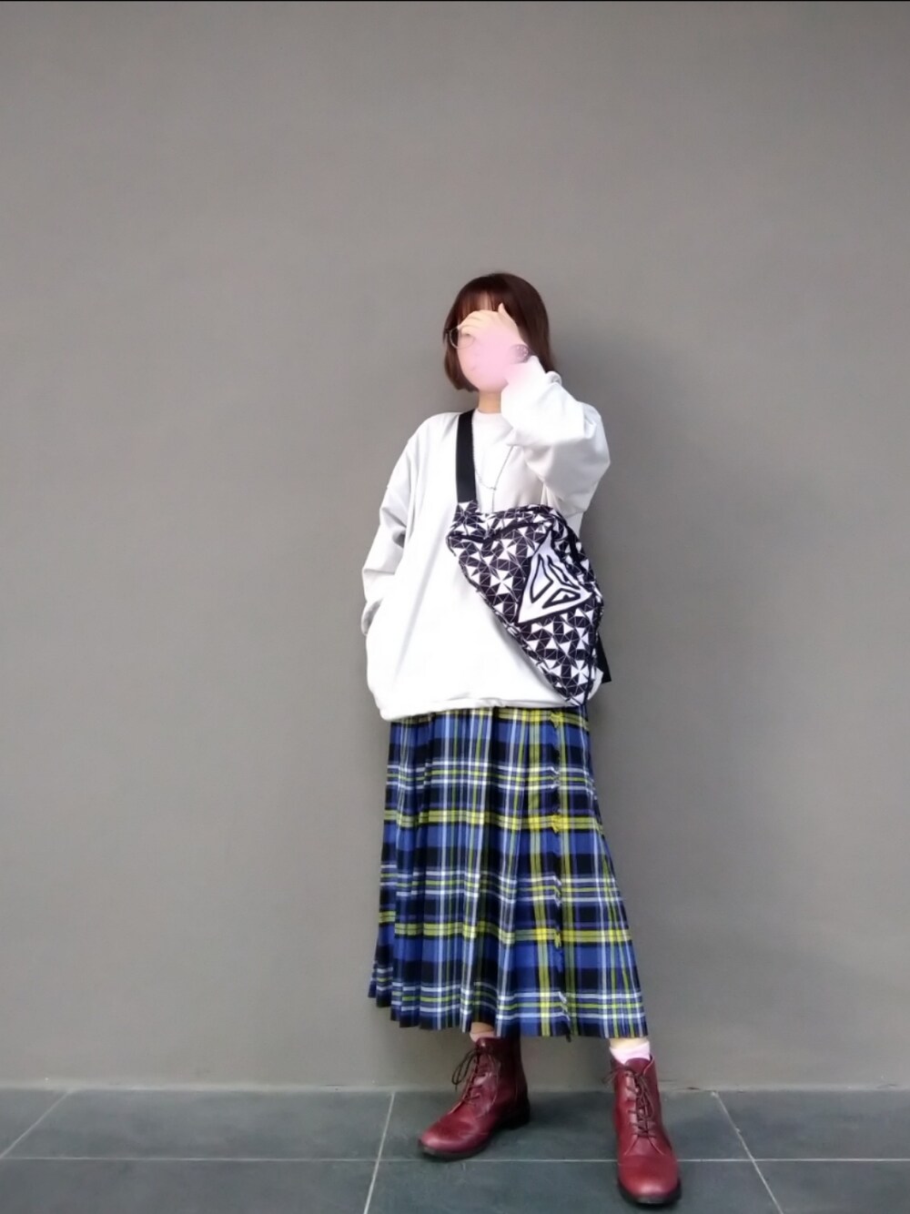 「ootd、チェックスカート、ブーツ、niko and ...、赤ブーツ、チェック、骨格ストレート、低身長コーデ、Tシャツ、ENDRECHERI」｜「niko and...のTRキルトチェックスカート（スカート、ブルー系）」を使った、みあめさん（レディース・154cm）の冬コーディネートの1枚目の写真