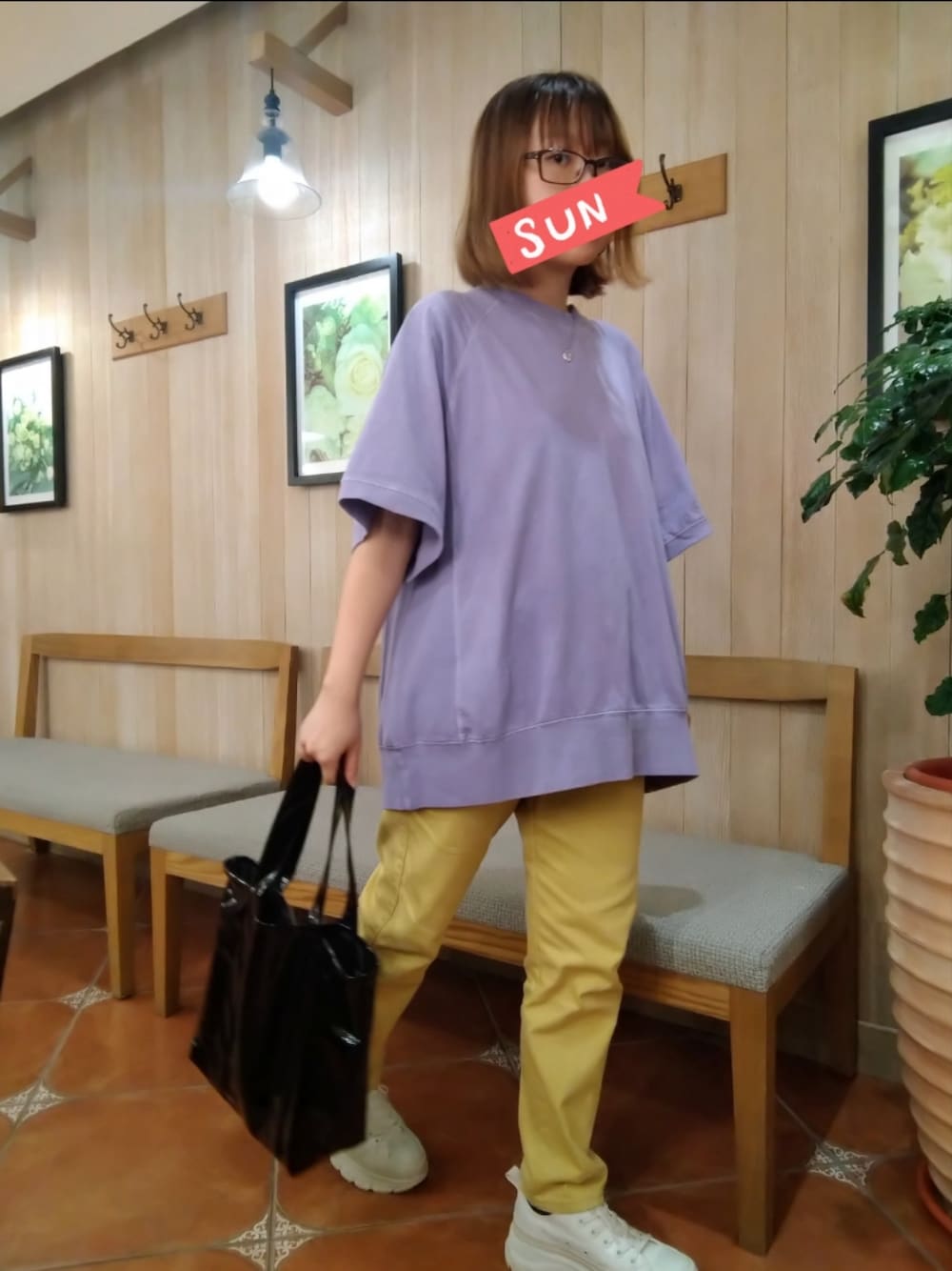 「お出かけコーデ、夏コーデ、骨格ストレート、紫コーデ、紫、黄色、黄色パンツ、メガネ女子、楽チンコーデ、ビッグシルエット、ビッグT、converse、白スニーカー、LOWRYS FARM」｜「LOWRYS FARMのピグメントＢＩＧプルオーバー　970322（Tシャツ/カットソー、パープル系）」を使った、みあめさん（レディース・154cm）の夏コーディネートの1枚目の写真