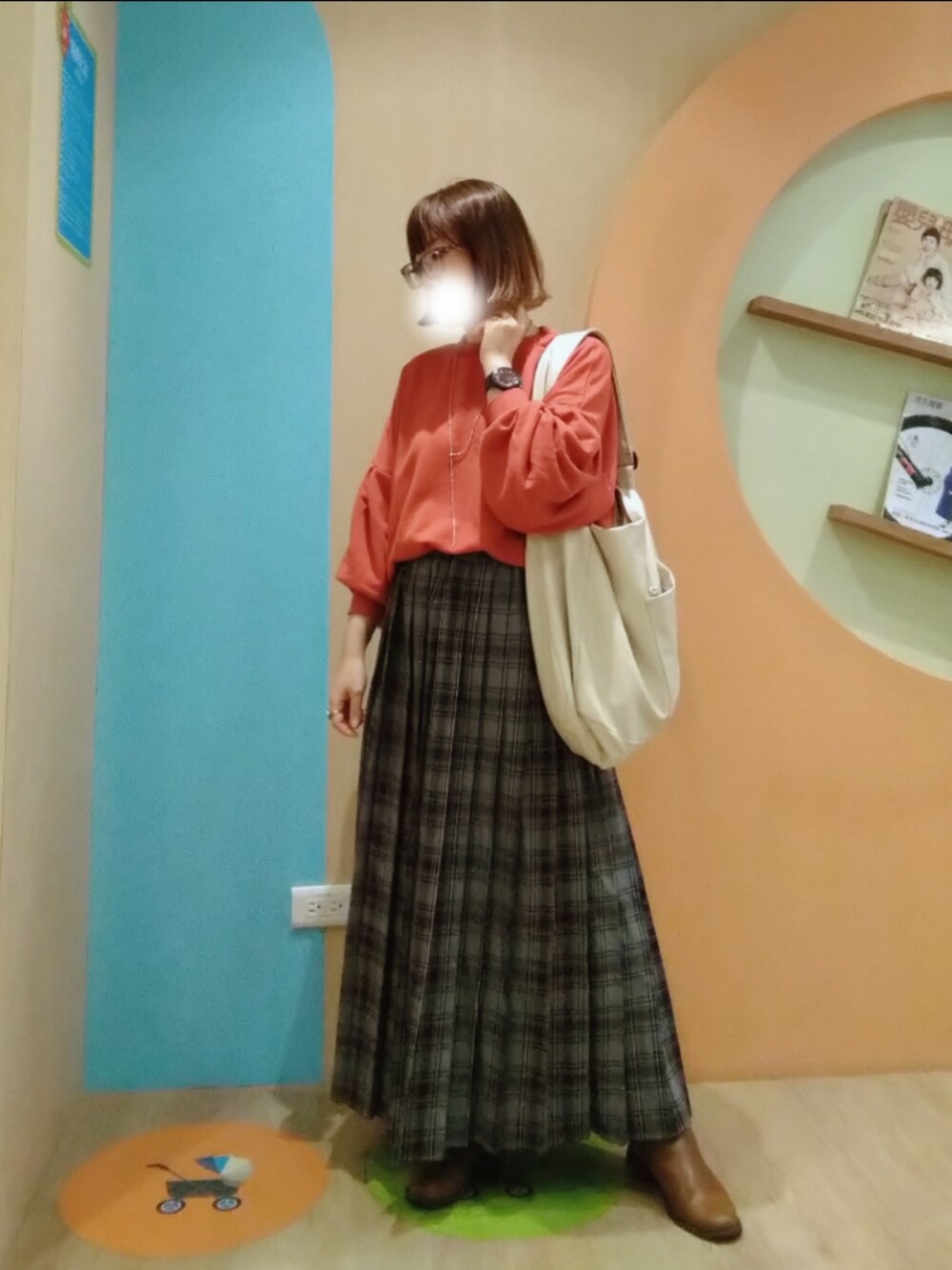 「ootd、骨格ストレート、チェックスカート、オレンジ、グレー、メガネ女子、低身長コーデ、ドーパミンドレッシング、Samansa Mos2 blue、LOWRYS FARM」｜「LOWRYS FARMの柔らかボディＢＡＧ　122771（ボディバッグ/ウエストポーチ、ホワイト系）」を使った、みあめさん（レディース・154cm）の冬コーディネートの1枚目の写真
