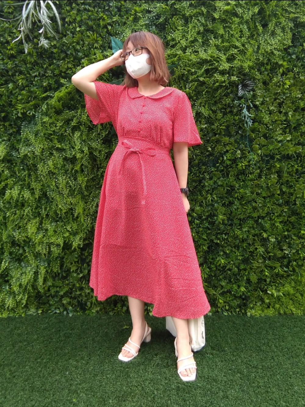 「ワンピース、きれいめコーディネート、おでかけコーデ、サンダル、骨格ストレート、赤、ドーパミンドレッシング、オトナ女子、メガネ女子、低身長コーデ」｜「earth music&ecologyのちょっとレトロなワンピース（ワンピース、レッド系）」を使った、みあめさん（レディース・154cm）の夏コーディネートの1枚目の写真