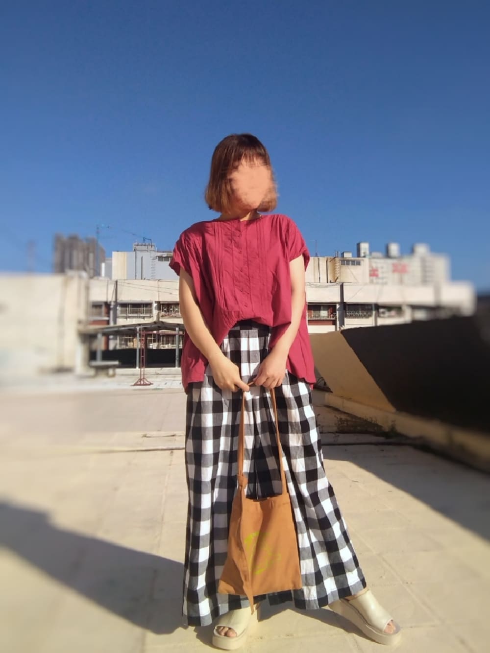 「夏コーデ、サンダル、骨格ストレート、赤、休閒、チェックパンツ、ドーパミンドレッシング、白サンダル」｜「SM2のアイテム（トップス、レッド系）」を使った、みあめさん（レディース・154cm）の夏コーディネートの1枚目の写真