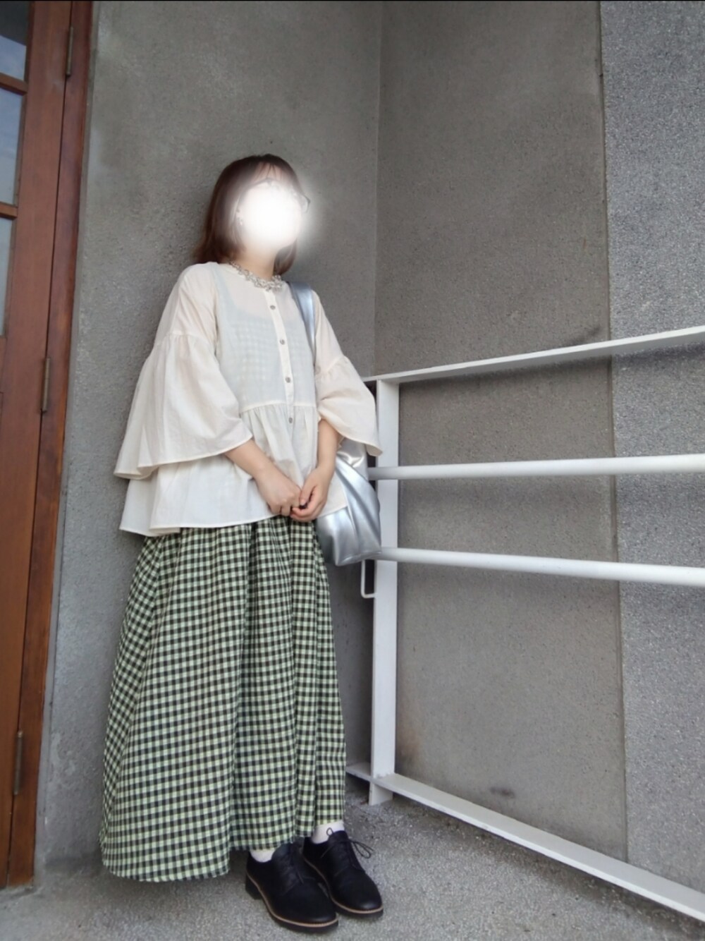 「ootd、春コーデ、LOWRYS FARM、低身長コーデ、shein、チェックスカート、アイボリー、骨格ストレート」｜「LOWRYS FARMのジャラパーツネックレス　989809（ネックレス、ホワイト系）」を使った、みあめさん（レディース・154cm）の春コーディネートの1枚目の写真